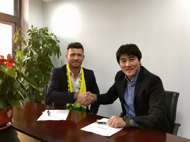 索斯盖特：会有新人参加明年欧洲杯肯定会让贝林和凯恩配合　索斯盖特日前接受天空体育采访，他谈到明年欧洲杯英格兰的阵容问题。
